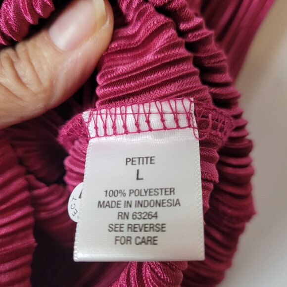 Roz & Ali Petite L Sleeveless Pleated Top With Chain Detail In Berry Pink - Picture 7 of 14